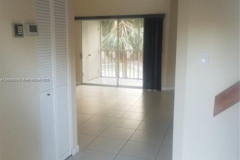 Снять в аренду кондоминиум в Майами, Флорида 2 спальни, 121.89м2, № 1947133 - фото 2