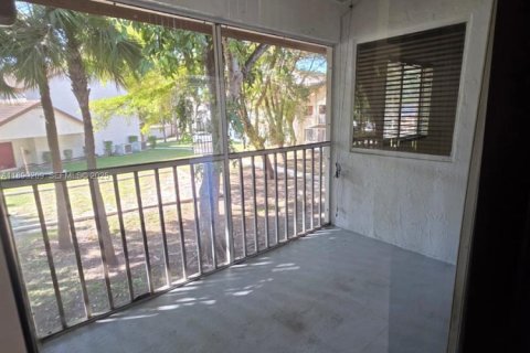 Condo in Miami, Florida, 2 bedrooms  № 1947133 - photo 18