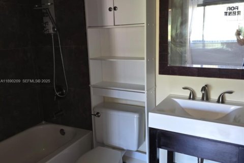 Condo in Miami, Florida, 2 bedrooms  № 1947133 - photo 14