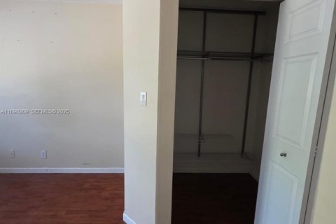 Condo in Miami, Florida, 2 bedrooms  № 1947133 - photo 16