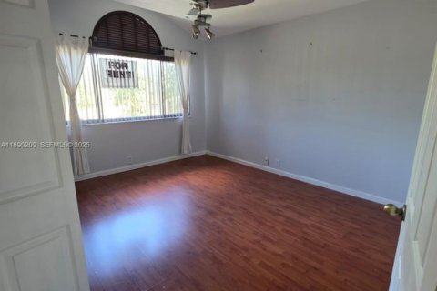 Condo in Miami, Florida, 2 bedrooms  № 1947133 - photo 13