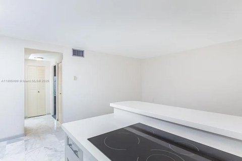 Снять в аренду кондоминиум в Майами-Бич, Флорида 1 спальня, 64.47м2, № 1956368 - фото 19
