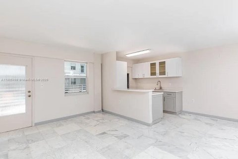 Снять в аренду кондоминиум в Майами-Бич, Флорида 1 спальня, 64.47м2, № 1956368 - фото 12