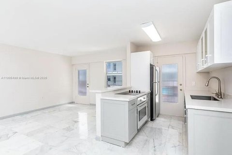 Снять в аренду кондоминиум в Майами-Бич, Флорида 1 спальня, 64.47м2, № 1956368 - фото 1