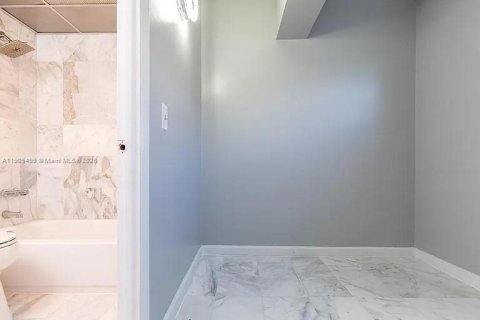 Снять в аренду кондоминиум в Майами-Бич, Флорида 1 спальня, 64.47м2, № 1956368 - фото 2