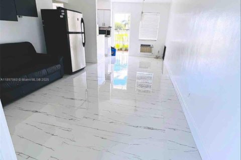 Снять в аренду квартиру в Пемброк-Пайнс, Флорида 1 спальня, 52.95м2, № 1949813 - фото 1