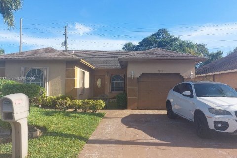 House in Fort Lauderdale, Florida 3 bedrooms, 150.5 sq.m. № 1893134 - photo 1