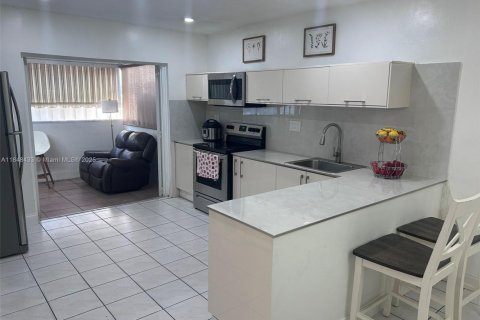 House in Hialeah Gardens, Florida 3 bedrooms, 108.7 sq.m. № 1857415 - photo 12
