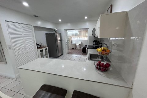 House in Hialeah Gardens, Florida 3 bedrooms, 108.7 sq.m. № 1857415 - photo 13