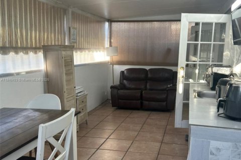 House in Hialeah Gardens, Florida 3 bedrooms, 108.7 sq.m. № 1857415 - photo 14