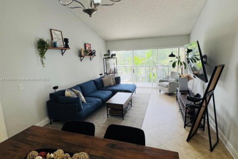 Снять в аренду кондоминиум в Корал-Спрингс, Флорида 2 спальни, 91.42м2, № 1941221 - фото 1