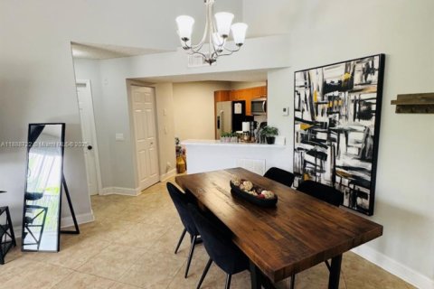 Снять в аренду кондоминиум в Корал-Спрингс, Флорида 2 спальни, 91.42м2, № 1941221 - фото 4