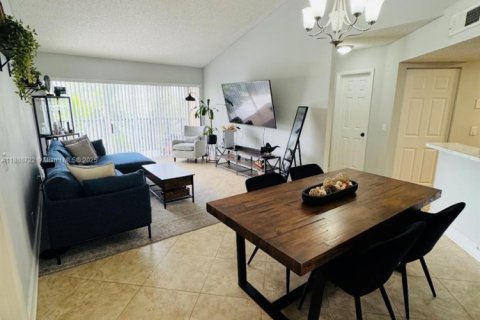 Снять в аренду кондоминиум в Корал-Спрингс, Флорида 2 спальни, 91.42м2, № 1941221 - фото 5