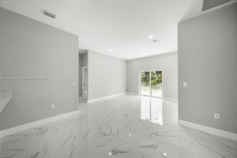 House in Lehigh Acres, Florida 3 bedrooms, 117.99 sq.m. № 1821782 - photo 3