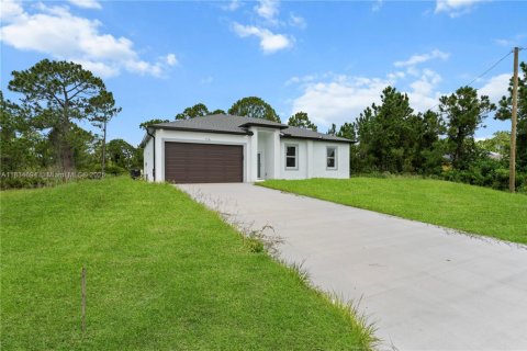 House in Lehigh Acres, Florida 3 bedrooms, 117.99 sq.m. № 1821782 - photo 1