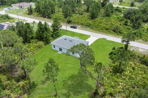 House in Lehigh Acres, Florida 3 bedrooms, 117.99 sq.m. № 1821782 - photo 25