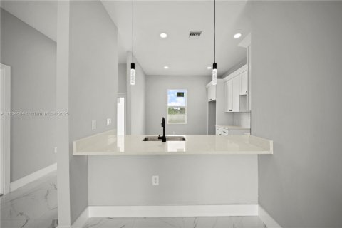 House in Lehigh Acres, Florida 3 bedrooms, 117.99 sq.m. № 1821782 - photo 4