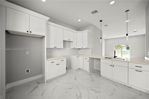 House in Lehigh Acres, Florida 3 bedrooms, 117.99 sq.m. № 1821782 - photo 6