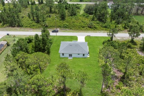 House in Lehigh Acres, Florida 3 bedrooms, 117.99 sq.m. № 1821782 - photo 26