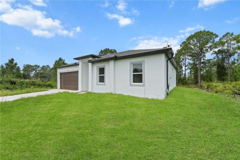 House in Lehigh Acres, Florida 3 bedrooms, 117.99 sq.m. № 1821782 - photo 2