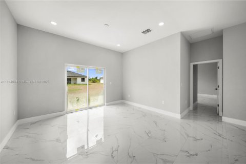 House in Lehigh Acres, Florida 3 bedrooms, 117.99 sq.m. № 1821782 - photo 8