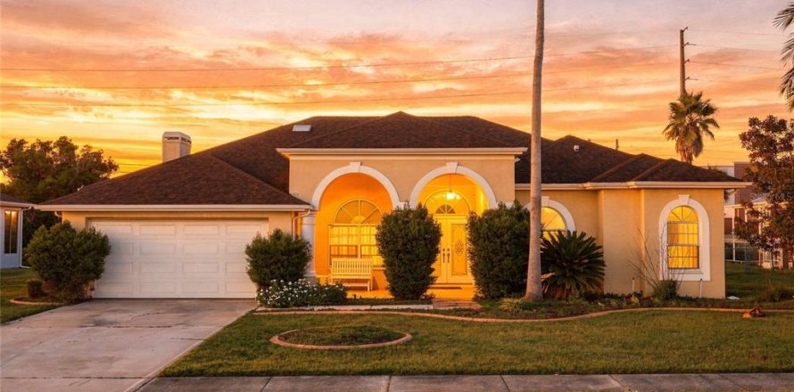 House in Spring Hill, Florida 3 bedrooms, 197.51 sq.m. № 2394237