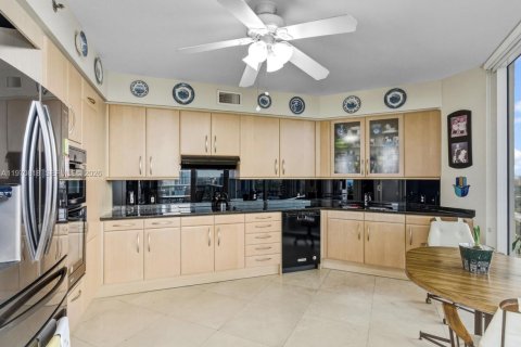 Condo in Sunny Isles Beach, Florida, 3 bedrooms  № 2042714 - photo 14