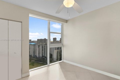Condo in Sunny Isles Beach, Florida, 3 bedrooms  № 2042714 - photo 16