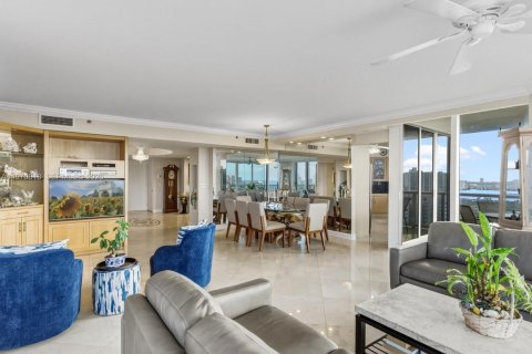 Condo in Sunny Isles Beach, Florida, 3 bedrooms  № 2042714 - photo 10