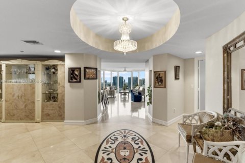 Condo in Sunny Isles Beach, Florida, 3 bedrooms  № 2042714 - photo 2