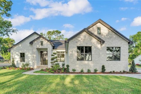 House in Lakeland, Florida 5 bedrooms, 304.25 sq.m. № 1636956 - photo 1