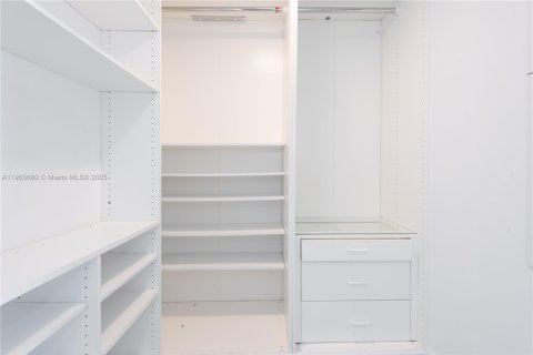 Condo in Miami, Florida, 2 bedrooms  № 1954928 - photo 19