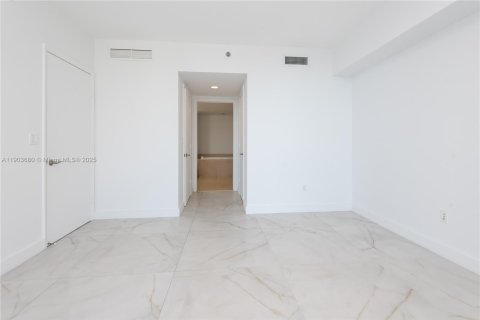 Condo in Miami, Florida, 2 bedrooms  № 1954928 - photo 17