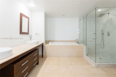 Condo in Miami, Florida, 2 bedrooms  № 1954928 - photo 20