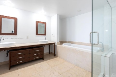 Condo in Miami, Florida, 2 bedrooms  № 1954928 - photo 22