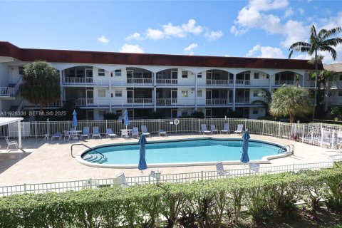 Copropriété à vendre à Hallandale Beach, Floride: 2 chambres, 111.48 m2 № 1987317 - photo 1