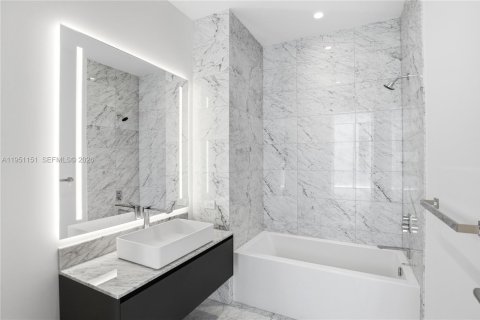 Condo in Miami, Florida, 3 bedrooms  № 2008670 - photo 25