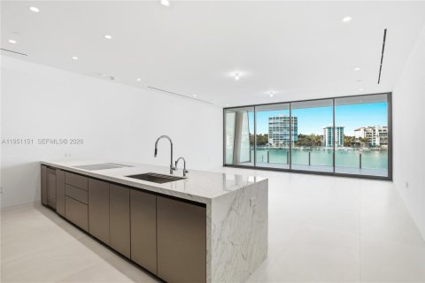 Condo in Miami, Florida, 3 bedrooms  № 2008670 - photo 11