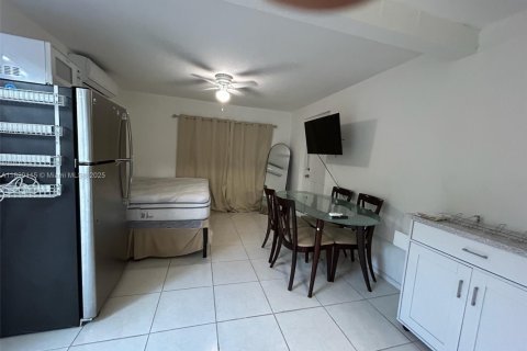 Propiedad comercial en alquiler en Miami, Florida, 125.05 m2 № 1951064 - foto 1