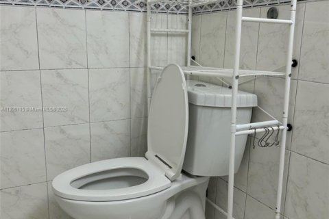 Propiedad comercial en alquiler en Miami, Florida, 125.05 m2 № 1951064 - foto 3