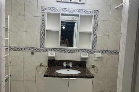 Propiedad comercial en alquiler en Miami, Florida, 125.05 m2 № 1951064 - foto 4