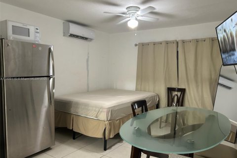 Propiedad comercial en alquiler en Miami, Florida, 125.05 m2 № 1951064 - foto 2