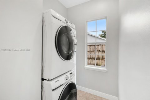 Casa en venta en Orlando, Florida, 4 dormitorios, 217.39 m2 № 1970667 - foto 28