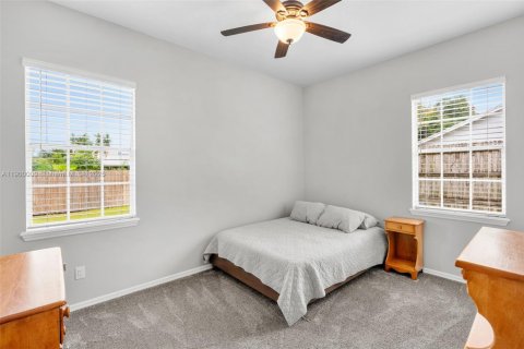 Casa en venta en Orlando, Florida, 4 dormitorios, 217.39 m2 № 1970667 - foto 24