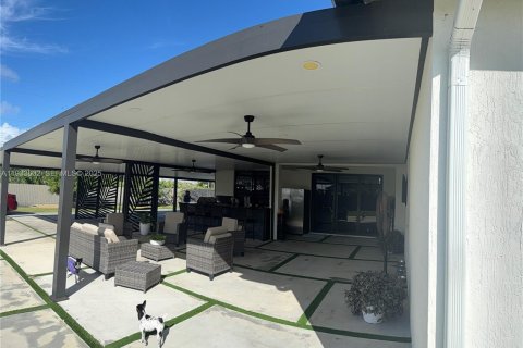 House in Miami, Florida 5 bedrooms, 192.31 sq.m. № 1992628 - photo 5