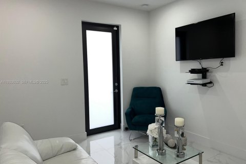 House in Miami, Florida 5 bedrooms, 192.31 sq.m. № 1992628 - photo 8