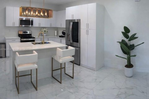 House in Miami, Florida 5 bedrooms, 192.31 sq.m. № 1992628 - photo 3