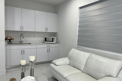 House in Miami, Florida 5 bedrooms, 192.31 sq.m. № 1992628 - photo 7