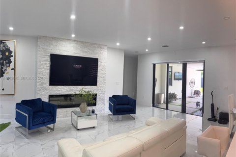 House in Miami, Florida 5 bedrooms, 192.31 sq.m. № 1992628 - photo 1