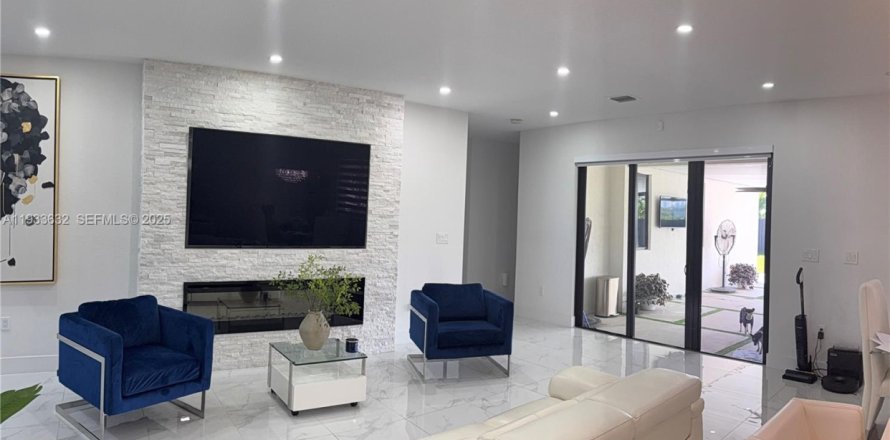House in Miami, Florida 5 bedrooms, 192.31 sq.m. № 1992628